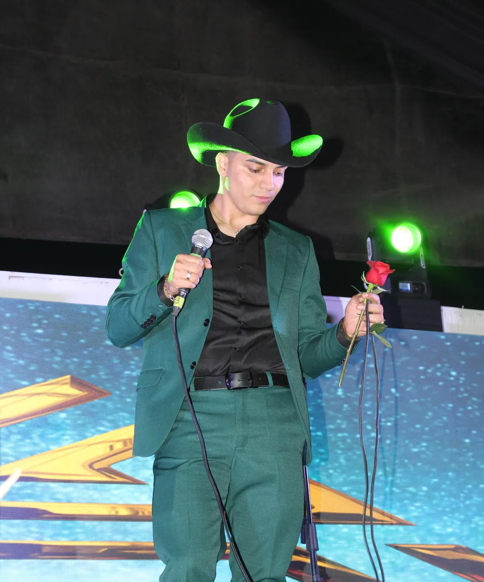 Alonso Guezt en el escenario con luz rosa