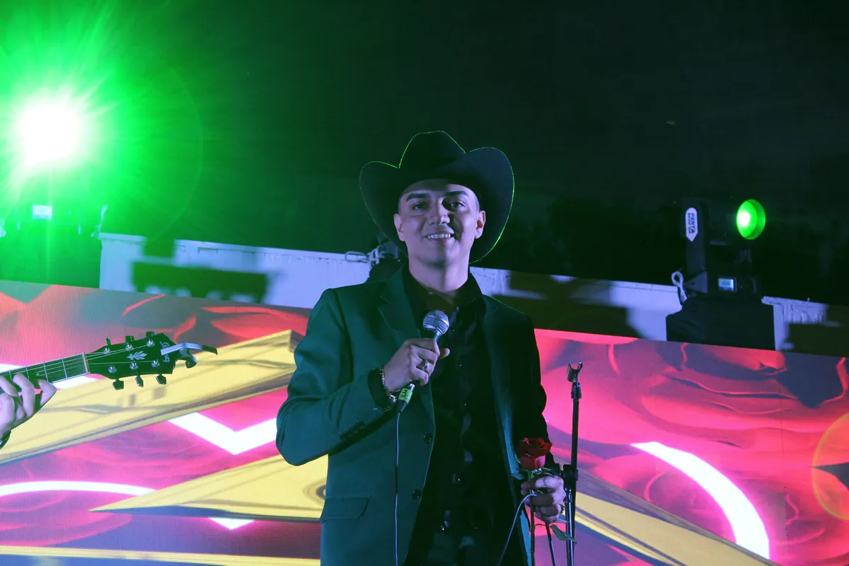Alonso Guezt sonriendo en el escenario