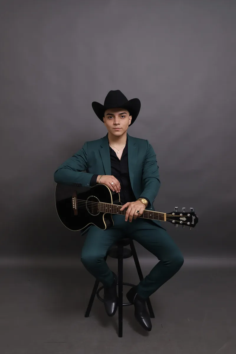 Alonso Guezt con guitarra, segunda toma de estudio