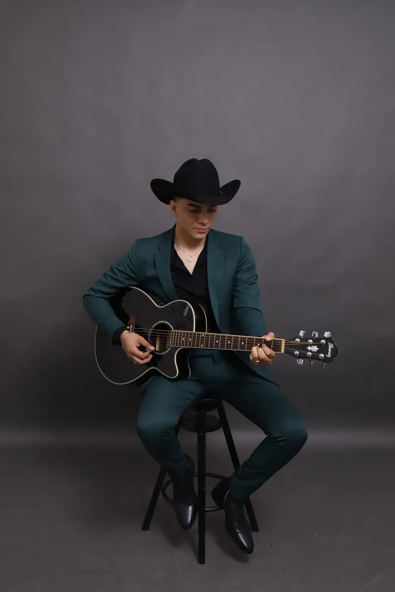 Alonso Guezt con guitarra en sesión de estudio