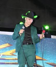 Alonso Guezt en el escenario con luz rosa