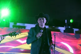 Alonso Guezt sonriendo en el escenario