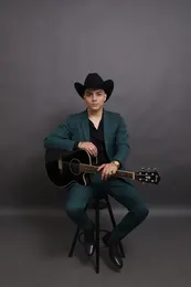 Alonso Guezt con guitarra, segunda toma de estudio