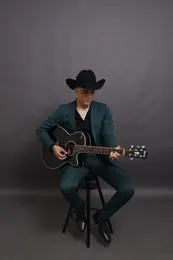 Alonso Guezt con guitarra en sesión de estudio