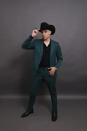Alonso Guezt con sombrero en sesión de estudio